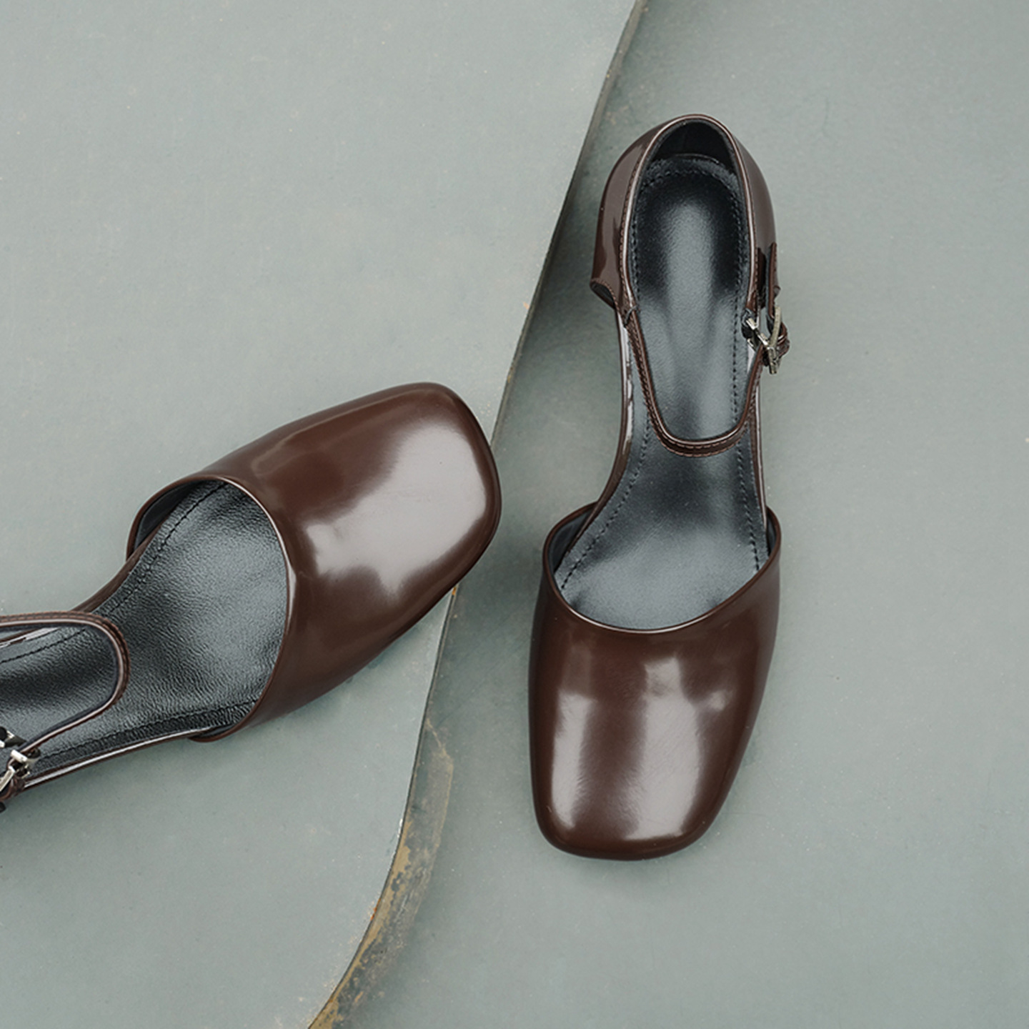 Giày sandal cao gót nữ quai ngang mũi vuông gót 5 cm — màu nâu