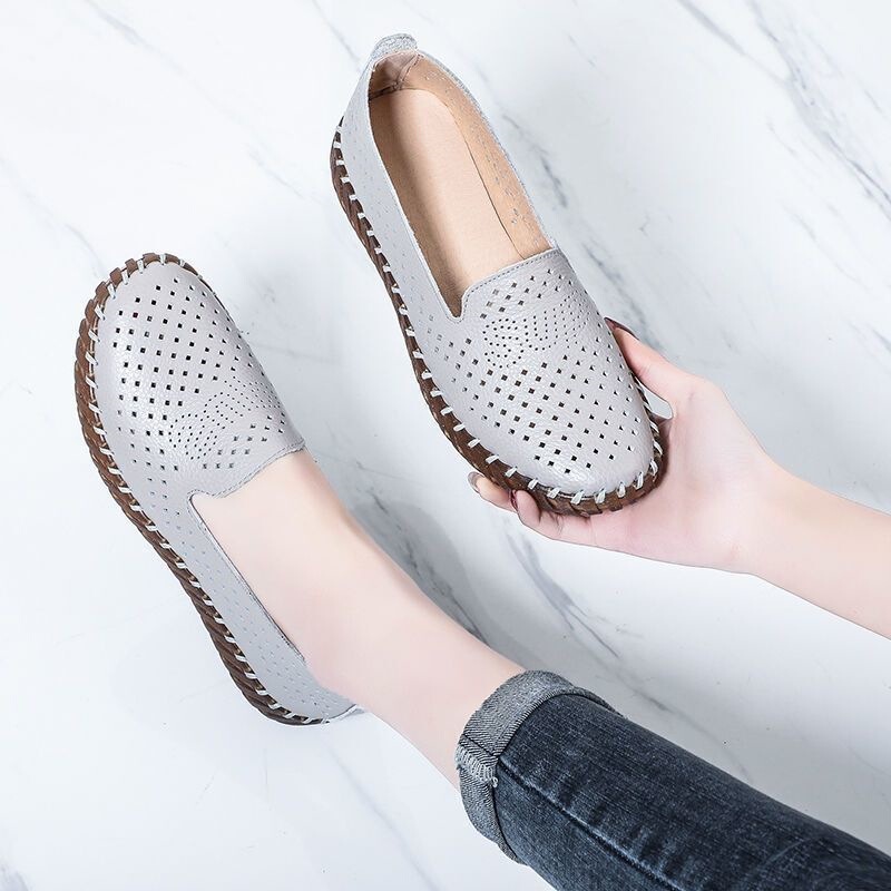 Women's Summer Outdoor Shoes with Hollow Design, New Style for Middle-Aged, Soft Sole, Non-Slip, Wear-Resistant, Ultra-Soft Flat Shoes, Versatile