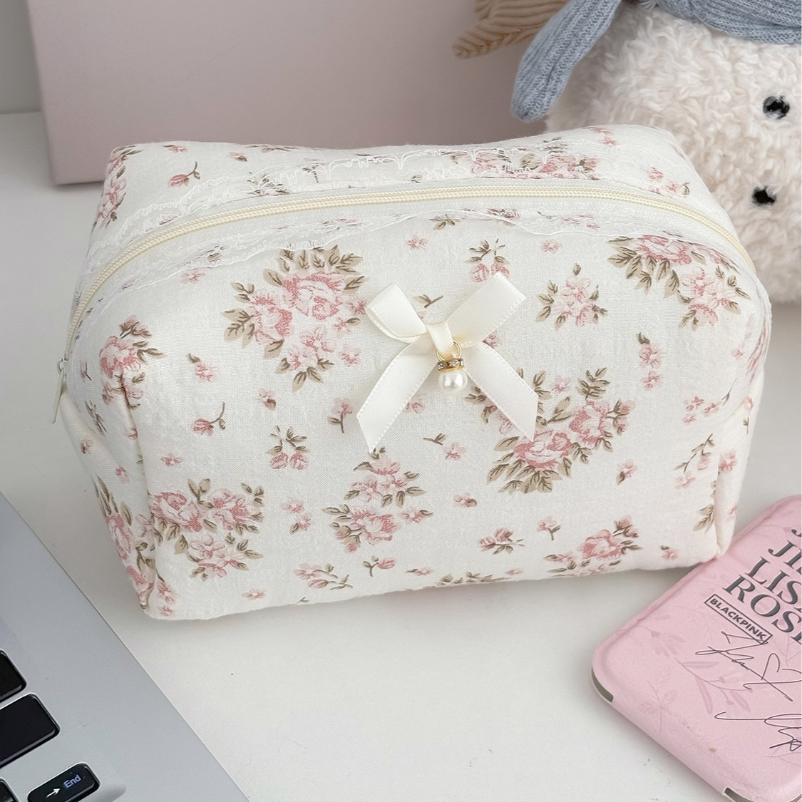 Lace-trimmed floral quilted storage bag with bow and floral design, small and compact coin purse, suitable for students and portable pencil case