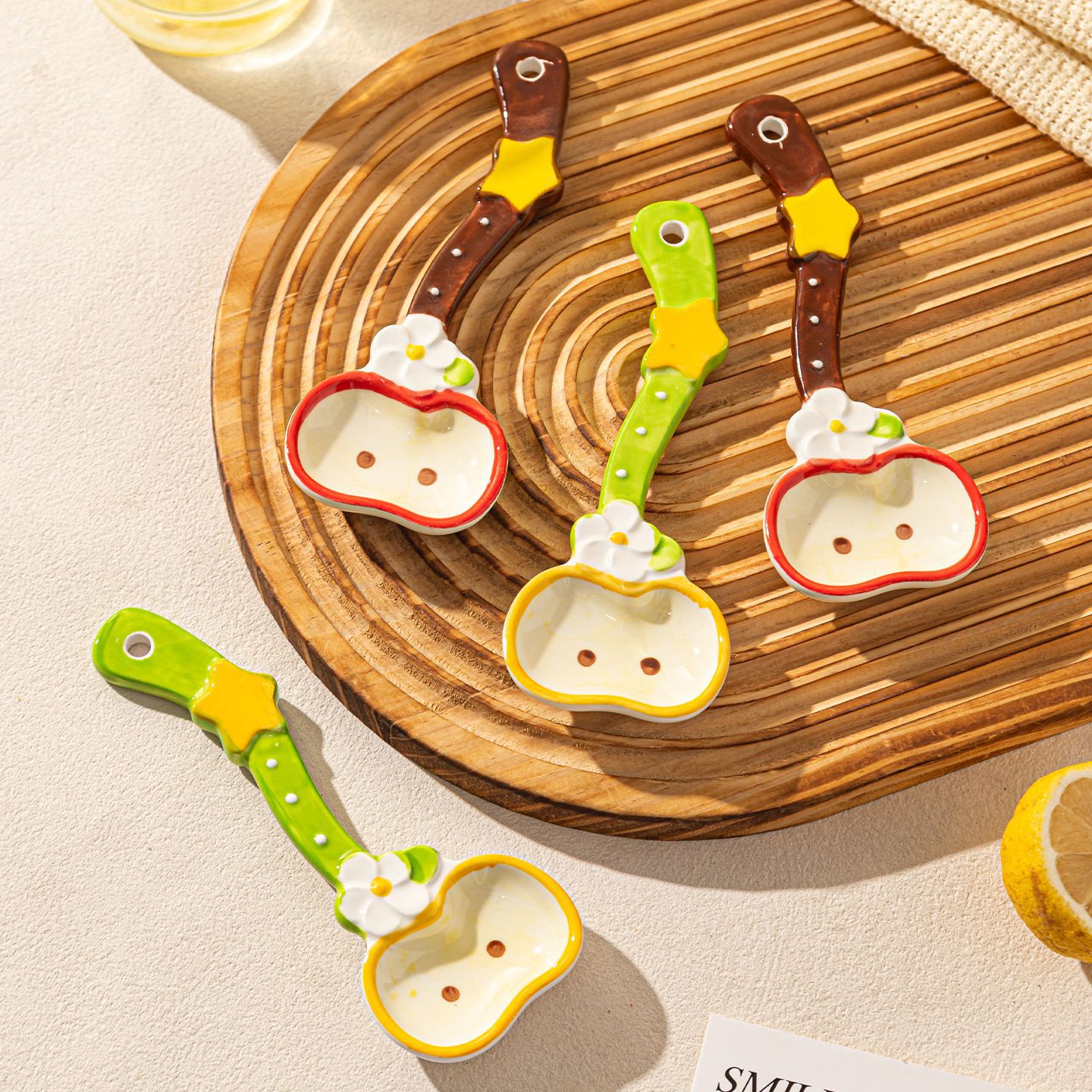 Cuchara de mango largo de manzana de dibujos animados adorable comida especial para niños dulces caseros cuchara de yogur de cerámica de grado alimenticio