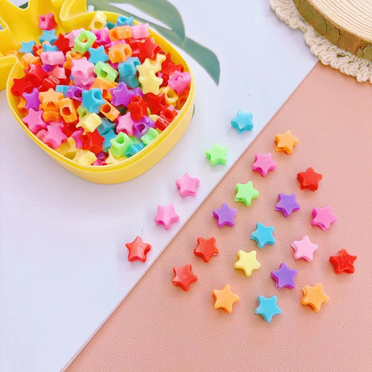 Caja de color primavera rosa caramelo corona letra acrílico agujero grande cuentas sueltas bricolaje hecho a mano collar joyería