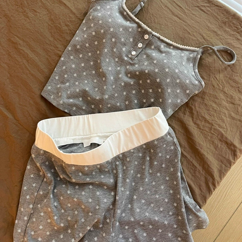 Женский летний комплект пижамы 2025 года: тонкий сладкий цветочный камисоль в горошек, шорты, можно носить и на улице.