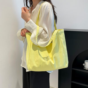 Capacious shopping bag, wide color palette