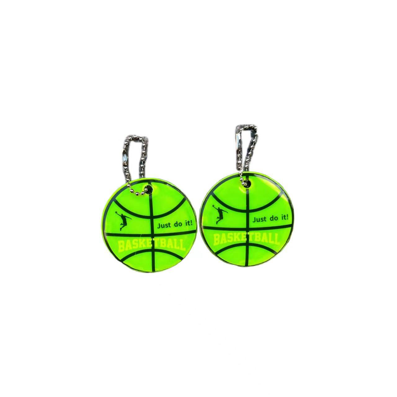 Colgante de baloncesto verde noche mochila reflectante decoración de seguridad llavero de luz nocturna