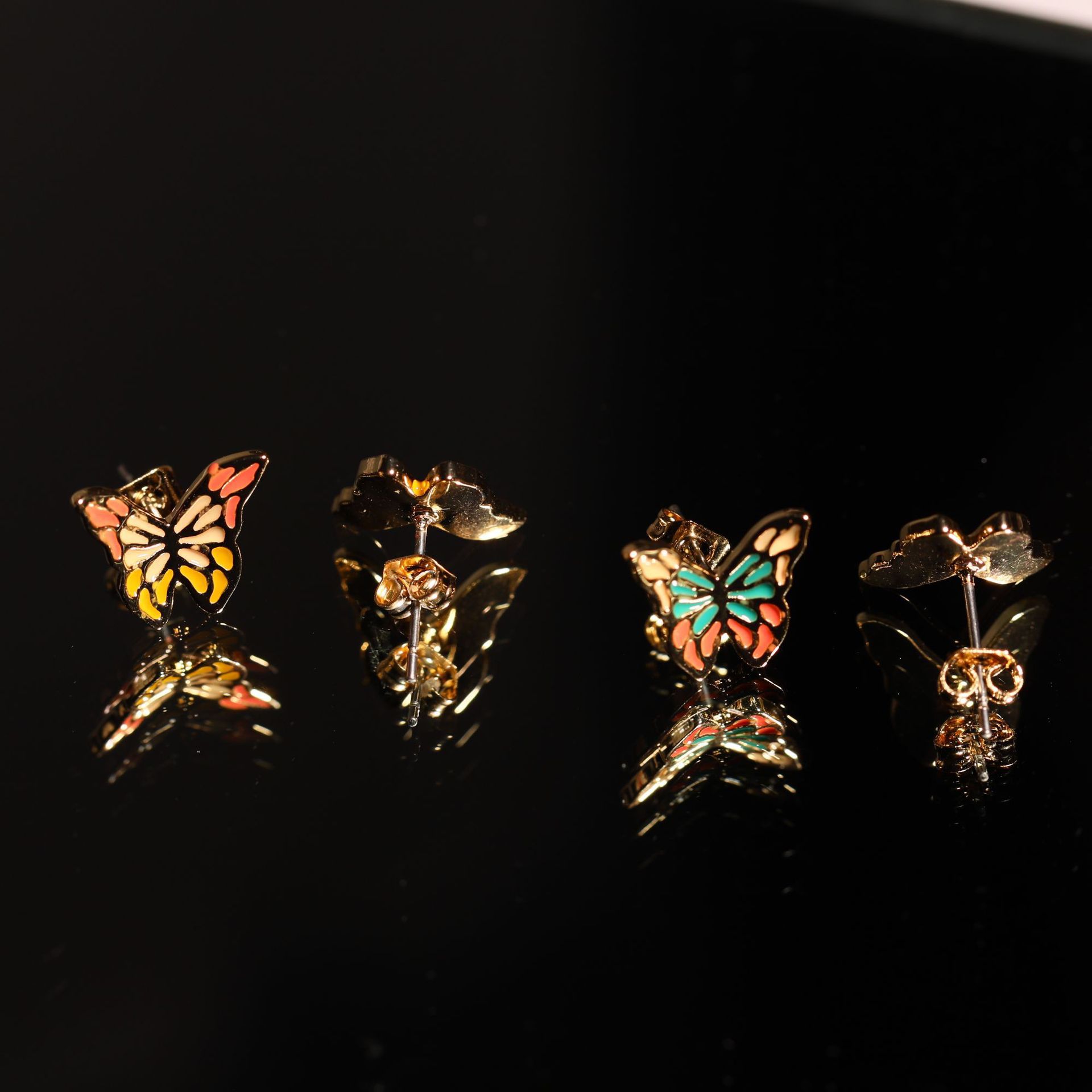 Pendientes con Diseño de Mariposa Exagerado, Estilo Artístico