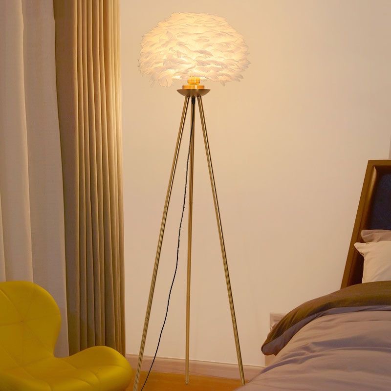 Lámpara de escritorio de plumas triangulares dormitorio en la cabecera de la cama de la niña, simple y creativo, lámpara de noche moderna, decoración cálida de la nueva casa