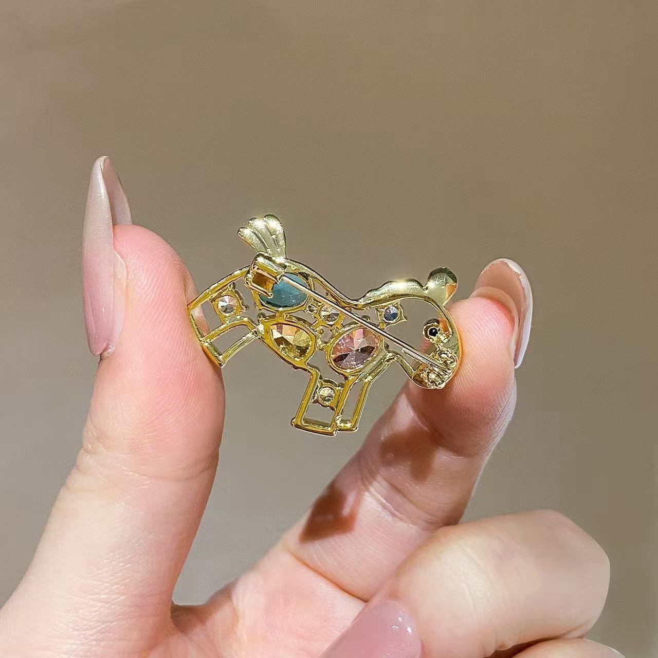 Broche 2026 Nouveau Zodiaque Cheval Cristal Coloré Creux Poney Design Haut de Gamme Accessoire de Personnalité Polyvalente_voghion.com