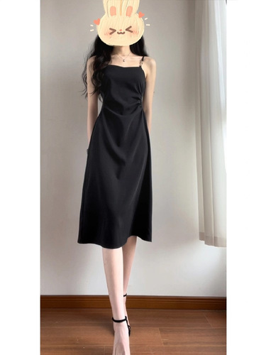 French design black bodycon medium-length 2024 summer new slimming and flattering waist-hugging spaghetti strap dress