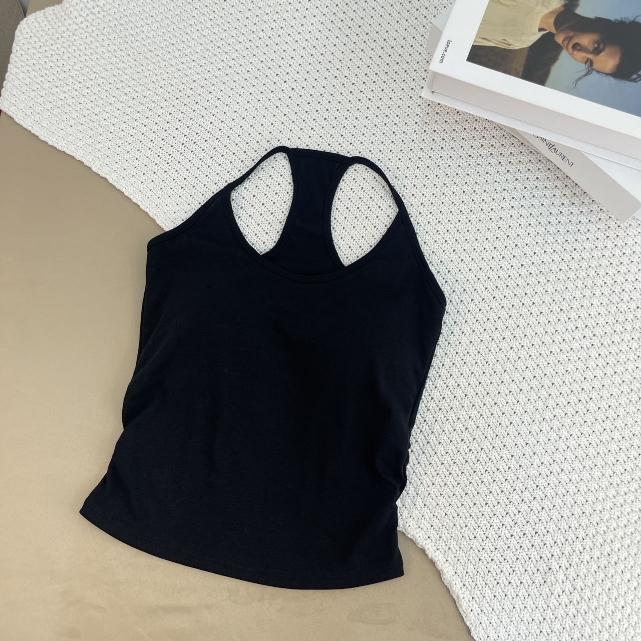 Nuevo estilo americano de espalda dulce y picante hermoso estilo de Hong Kong pequeño cinturón con cojín de pecho base dentro con chaleco de verano para colgar la chaqueta de cuello