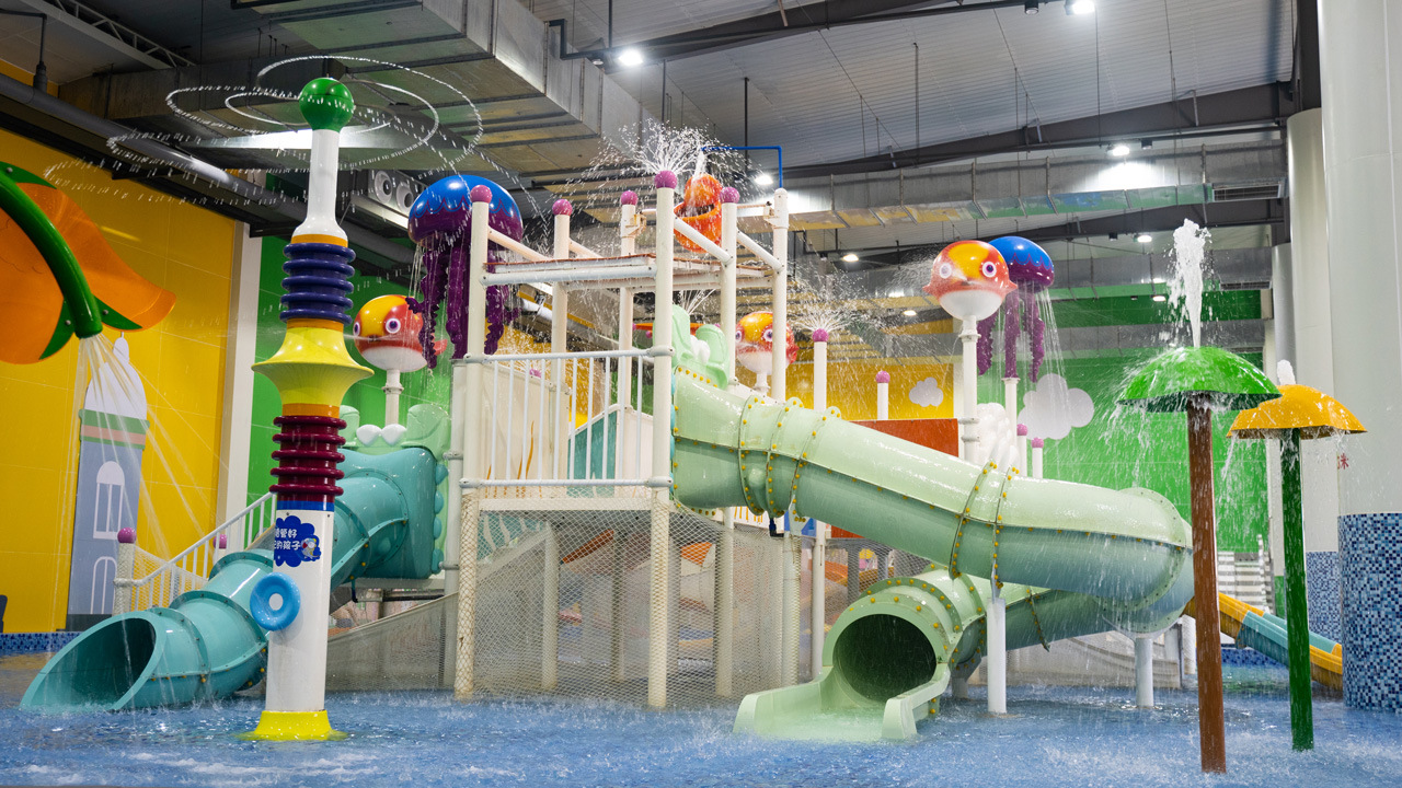 Fabricante de instalaciones de tobogán de agua interior para niños Equipo de piscina de temperatura constante de trompeta de agua interior