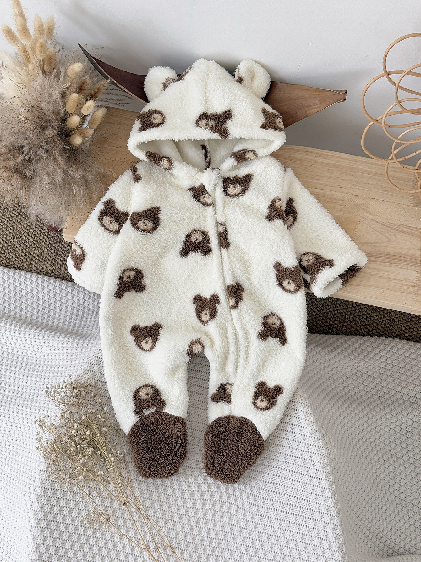 Newborn Autumn and Winter New Rice Velvet Home Clothes for Boys and Girls, Warm Crawling Clothes, Bear Print Jumpsuits