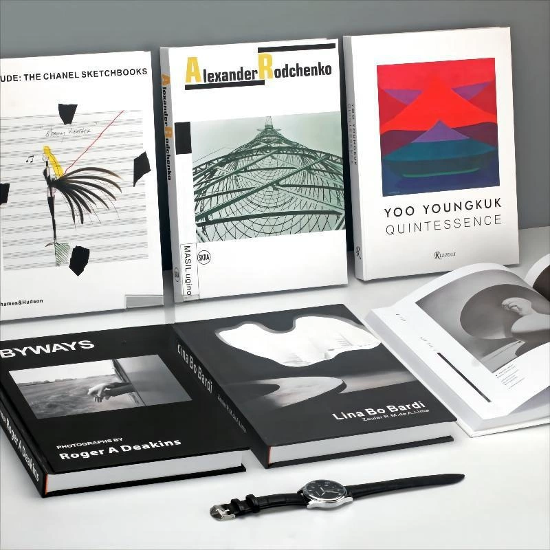 Описание декора комнаты настоящей книги, оформление комнаты для чтения, журнальный столик, качающийся книжный шкаф, реквизит для фотосъёмки, декоративное оформление журналов