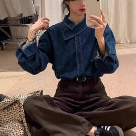 韩系蓝色交叉领牛仔衬衫女2025早春新款小个子叠穿宽松上衣