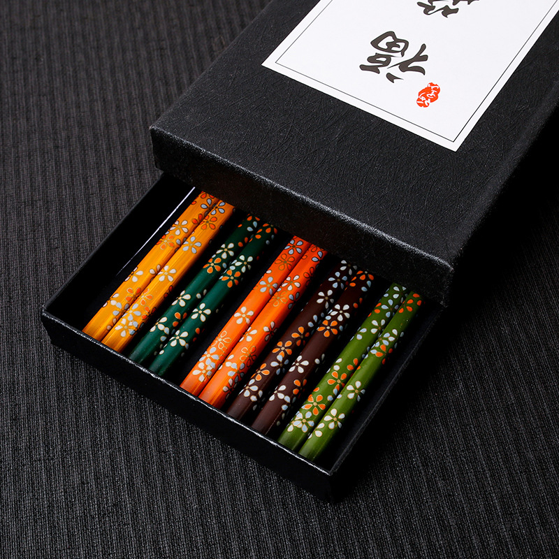 Palillos de bambú al por mayor palillos de bambú puntiagudos japoneses pequeños palillos florales de pescado 5 pares caja de regalo negro en stock palillos de regalo de publicidad