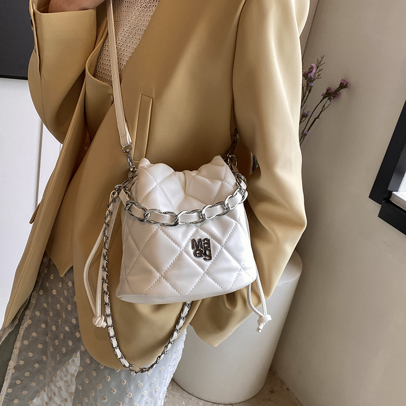 2024 primavera nuevo pliegue bolso de cubo de color sólido nicho de diseño de moda bolso de hombro universal bolso de estilo coreano