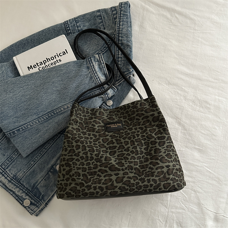 Bolsa de viaje ocio de clase de gran capacidad 2024, nueva bolsa de otoño y invierno, bolsa de estilo extranjero, bolsa de hombro con patrón de leopardo.