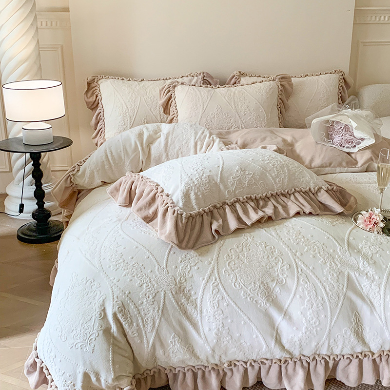 Telado de terciopelo de leche de cuatro piezas princesa viento no estático terciopelo bebé desnudo dormir A clase de kit de madre y bebé grueso y cálido