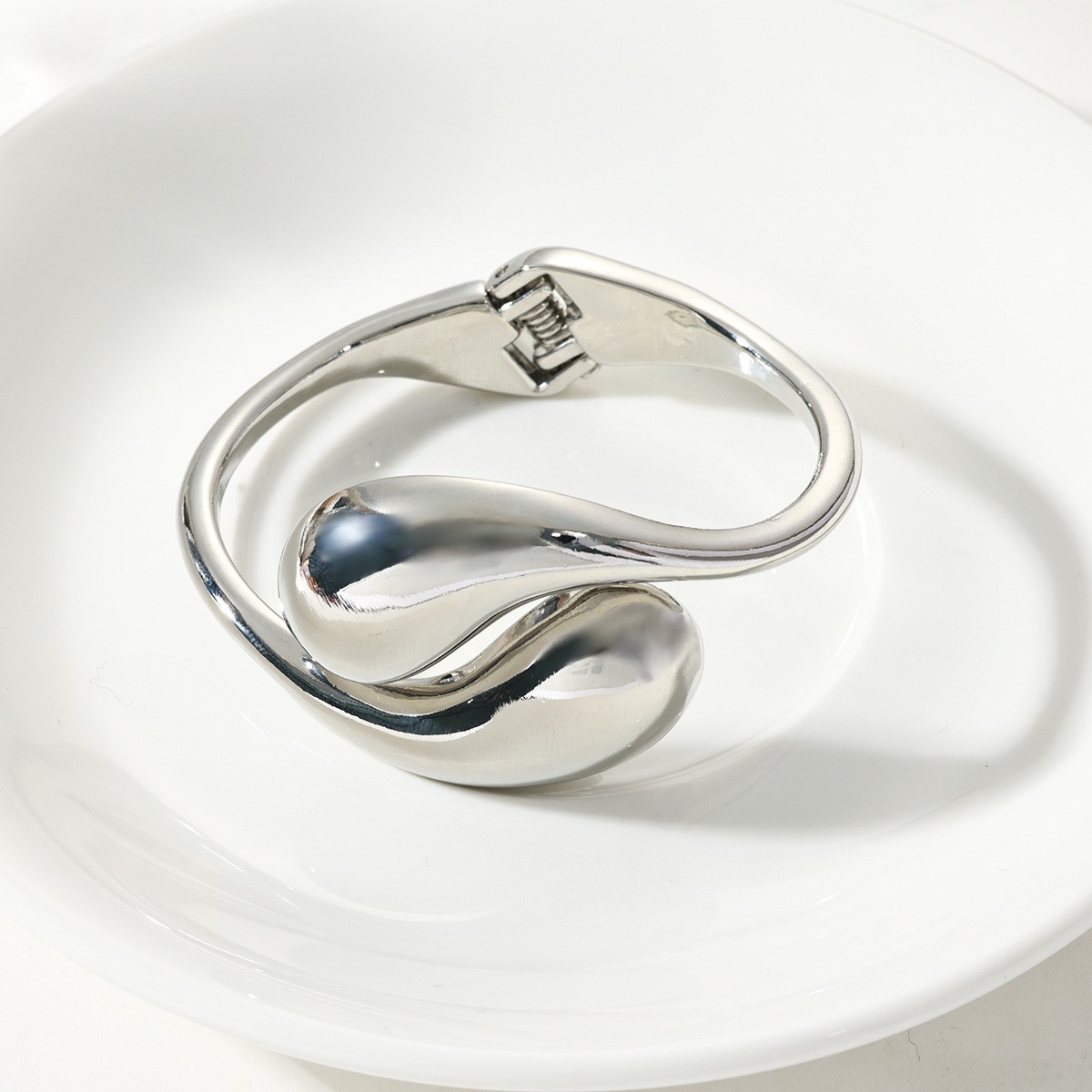 Joyería popular transfronteriza europea y americana, simple y moderna, pulsera de metal hueca de borde ancho, única y llamativa.