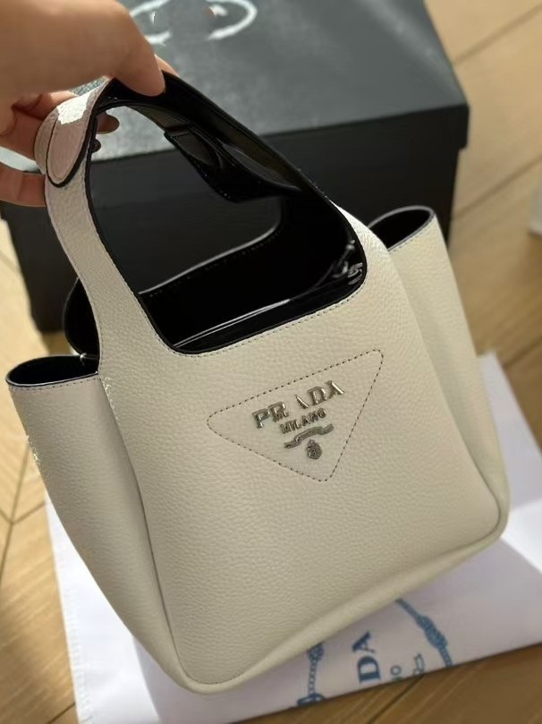 2024P Home Vegetable Basket Nuevo estilo Mini bufanda de seda Bolso de cubo Bolso de piel de vaca real Bolso de mujer de pie de capacidad al por mayor
