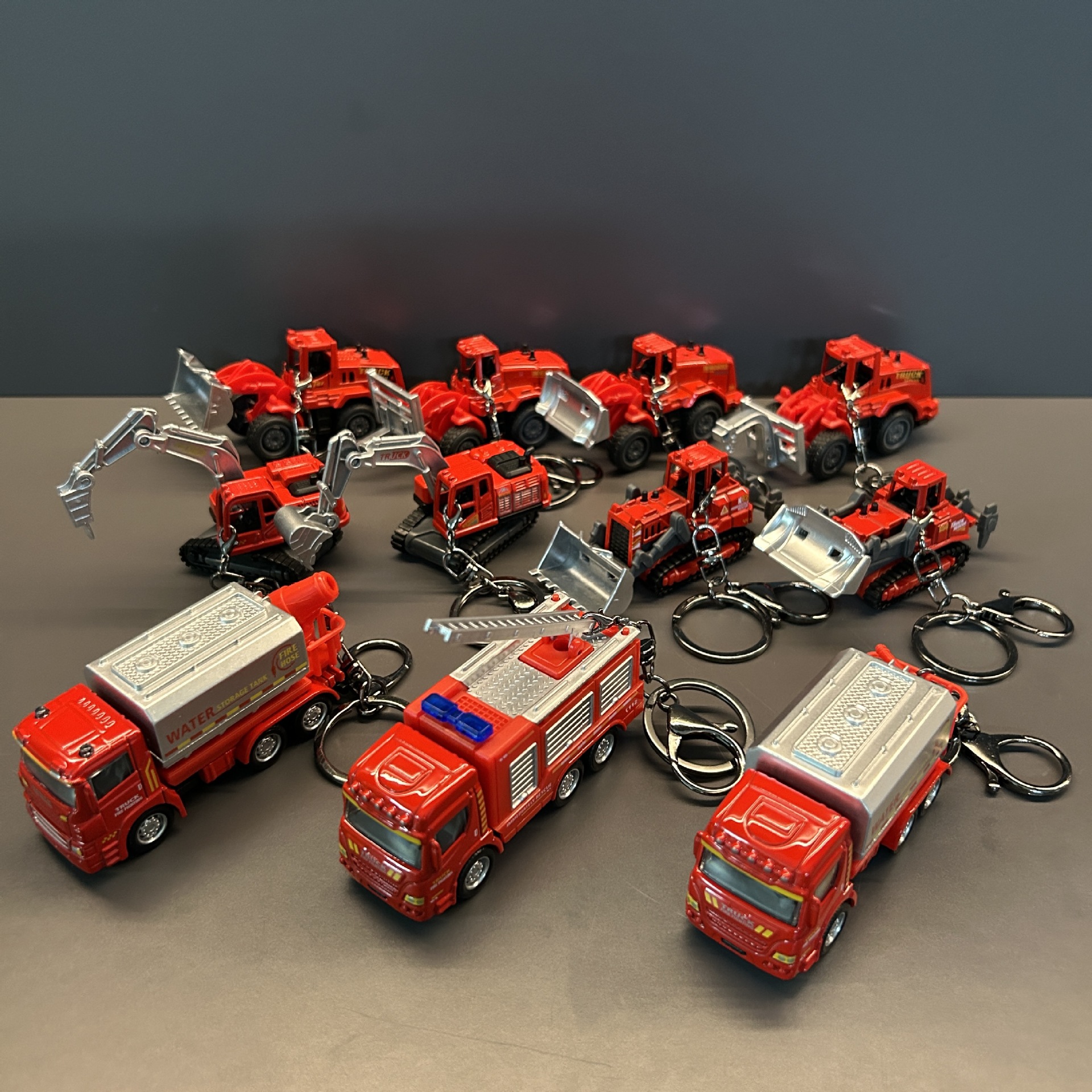 Mini camión de agua contra incendios excavadora modelo de aleación de deslizamiento llavero mochila colgante carro llavero pequeño regalo