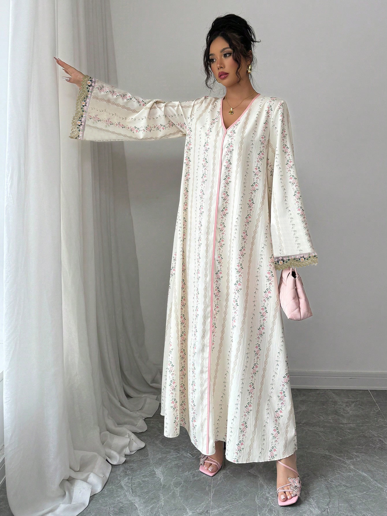 Elegant muslimsk klänning med v-ringning och spetsbroderi_voghion.com