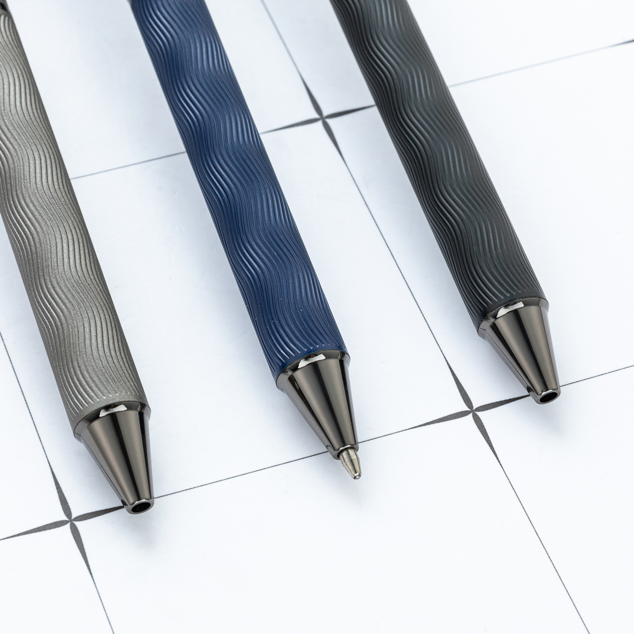 Bolígrafo de bolas de negocios multicolor debajo de la barra de dibujo de alambre metal bolígrafo al por mayor Europa y América de comercio exterior de alta gama oficina de la reunión de bolígrafo