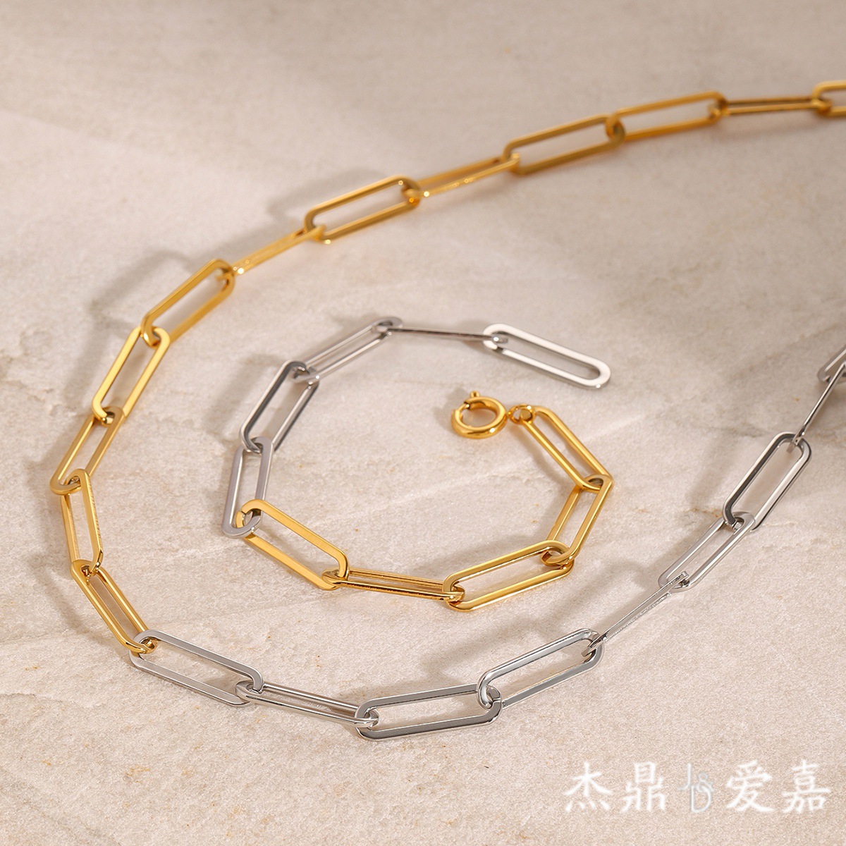 Jie Ding Collar a juego de color de acero inoxidable europeo y americano Cadena de clavícula de alta calidad Cadena de anillo de plástico Collar de acero de titanio Joyas transfronterizas