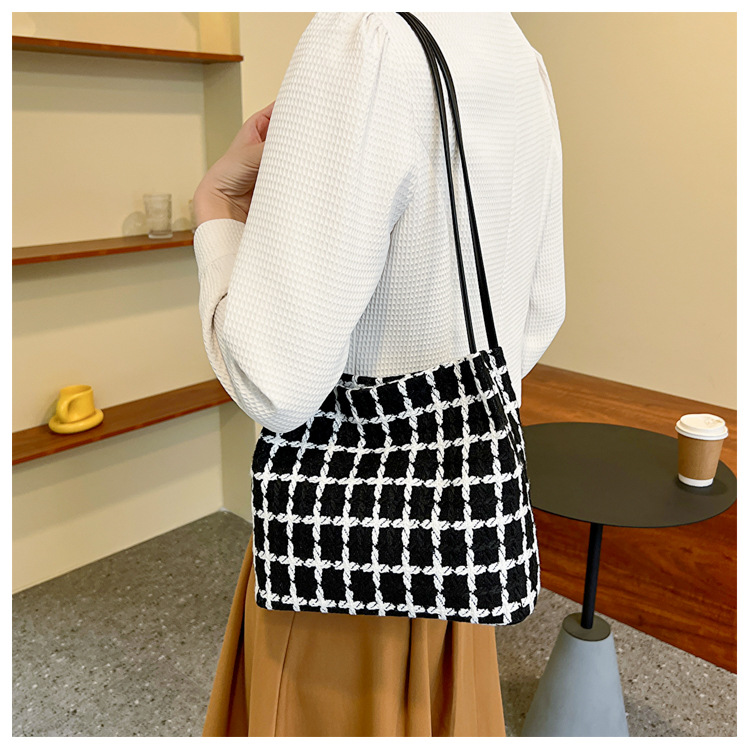 This year's popular bags are versatile for women. The 2023 new tweed bucket single-shoulder bag exudes a sense of sophistication and is a student commuting tote bag undefined