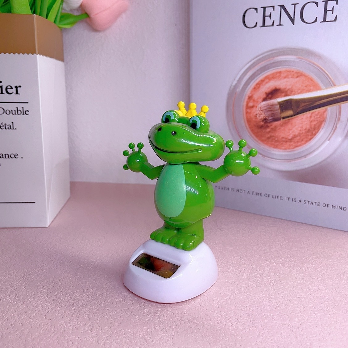 Cross-Border New Solar-Powered Frog Car Ornaments, Cartoon Doll Car Decorations, Interior Car Decorations