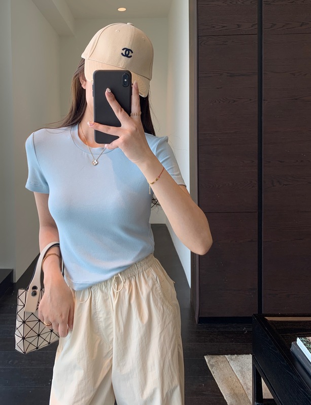 巨洋気の短いタイプ ~ スタイルがよくて、やせている上着の純色の半袖tシャツを着ています。|undefined