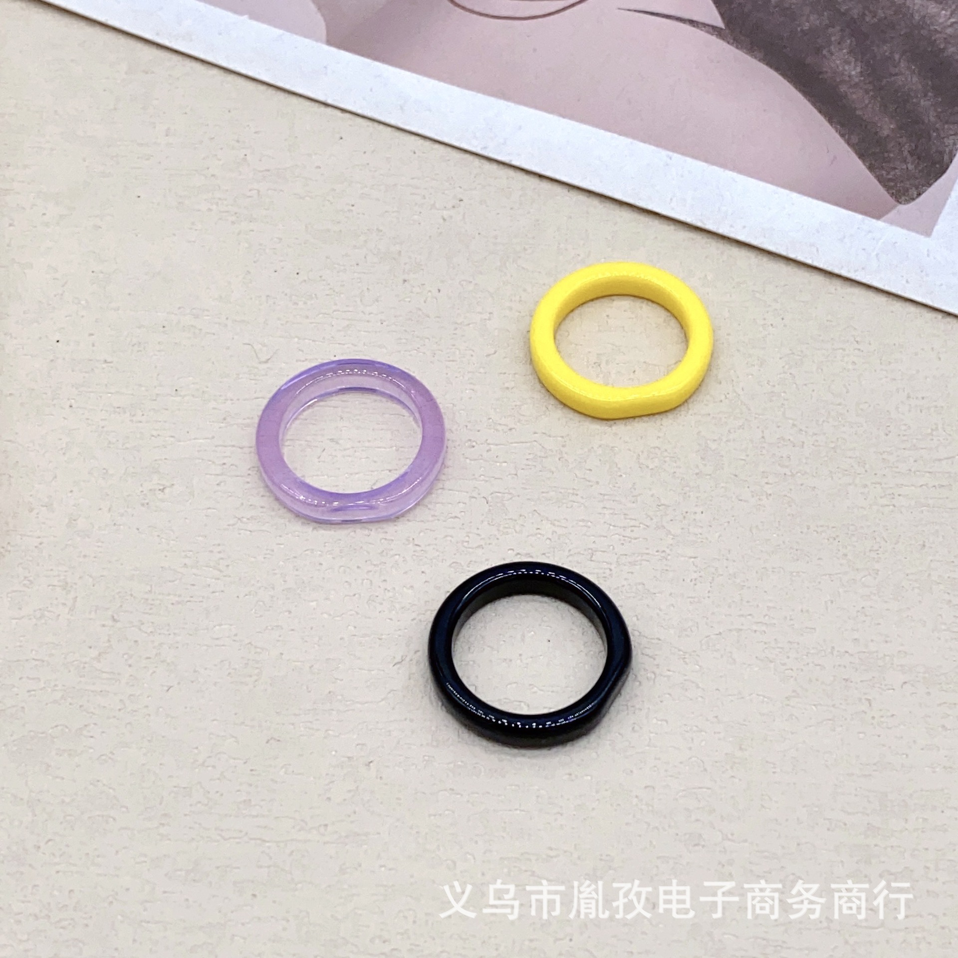 El soporte inferior del anillo de resina simple se puede pegar productos en anillo de color anillo lindo fábrica pulsera transfronteriza