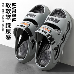 新型の屋外では、川のスリッパを履いています。男性は夏の滑り止め防臭運動のビーチで糞を踏んでいます。