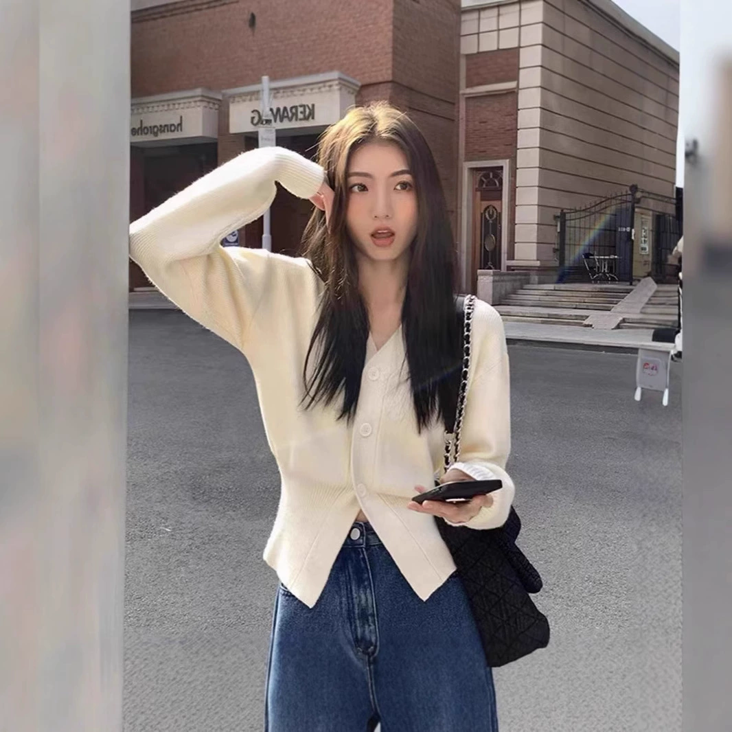 Осенне-зимний короткий дизайн с v-образным вырезом, нишевые топы, простой вязаный кардиган во французском ленивом стиле, свитер, куртка для женщин