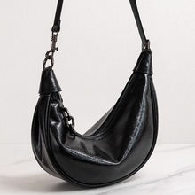 真皮女包牛角包2025新款高级感小众饺子包单肩斜挎包胸包休闲百搭