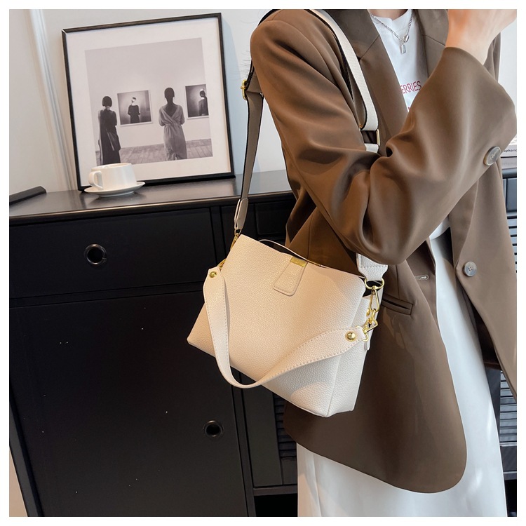 La borsa a secchiello più popolare dell'anno, la nuova borsa a mano alla moda del 2025, con una trama semplice ed elegante, una tracolla monospalla versatile._voghion.com