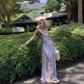 褶皱碎花辣妹露背挂脖连衣裙女夏季度假网纱长裙显瘦收腰a字裙子