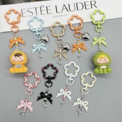 カラーの小さい花の万能回転のスプリングはキャンディー色の花のキーホルダーを掛けます。