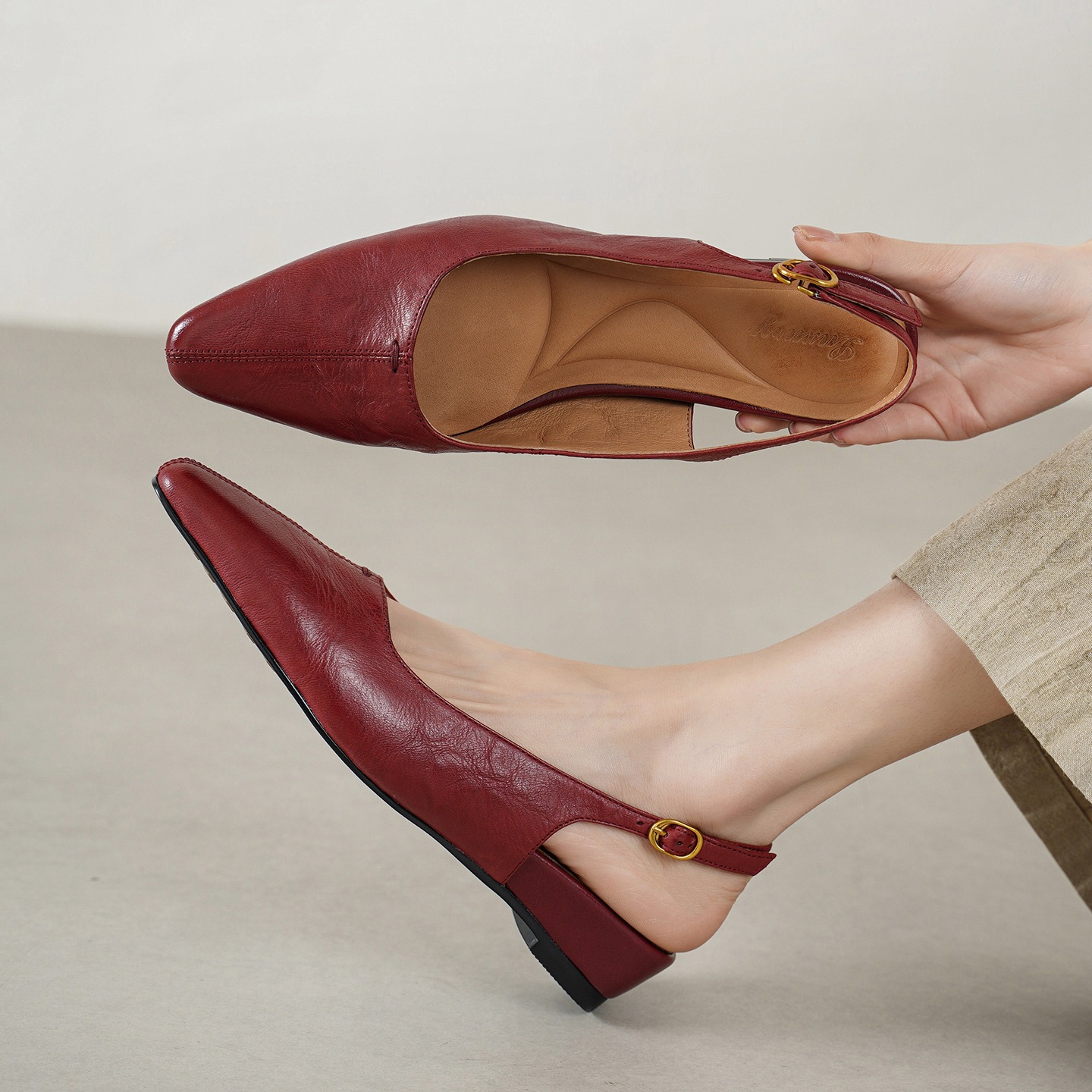Sandal nữ da cừu mũi nhọn quai chữ V đế bệt — màu nâu