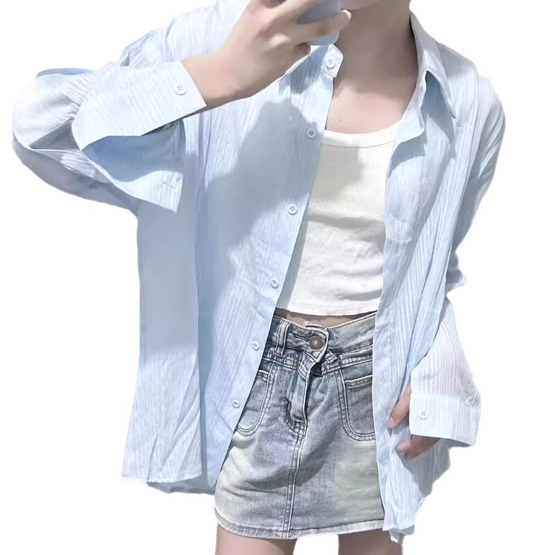 薄いタイプの微透長袖日焼け止めカーディガンの背中には、青いシャツ付きの女性夏のファッションカジュアルシャツのコートがあります。|undefined