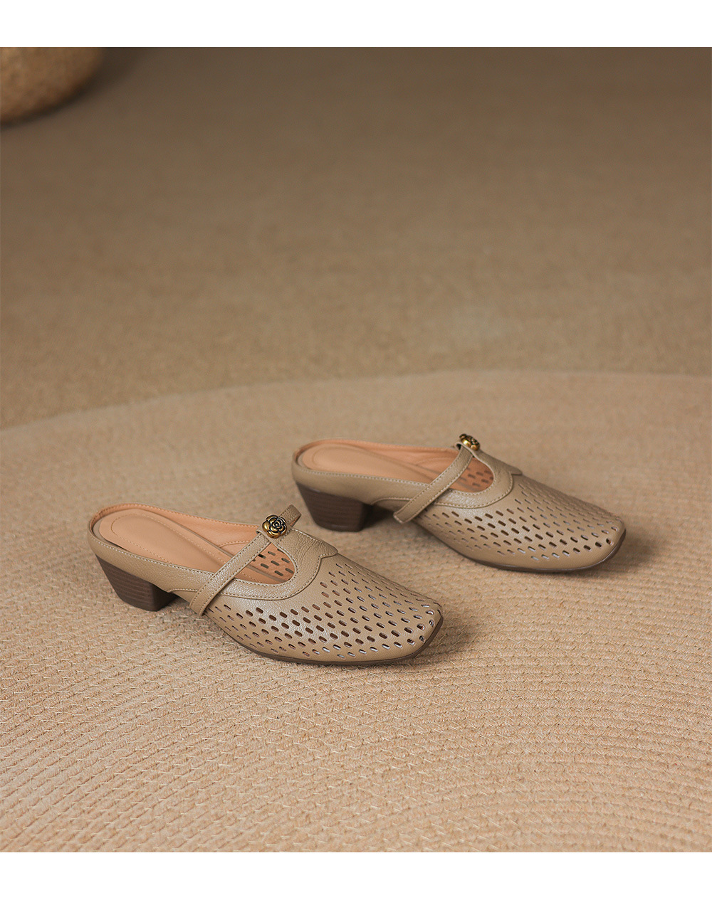 Dép sandal nữ quai chữ V da dê, gót thấp 3,5 cm, mũi kín hở gót — màu trắng ngà chi tiết 16