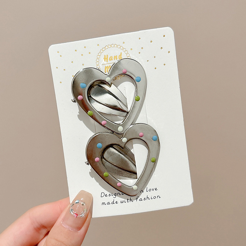 Sweet Cool Metal Hairpin Mujeres 2025 nuevo estilo de alto nivel frente fresa cabello cortado oreja lateral clips adornamiento para el cabello