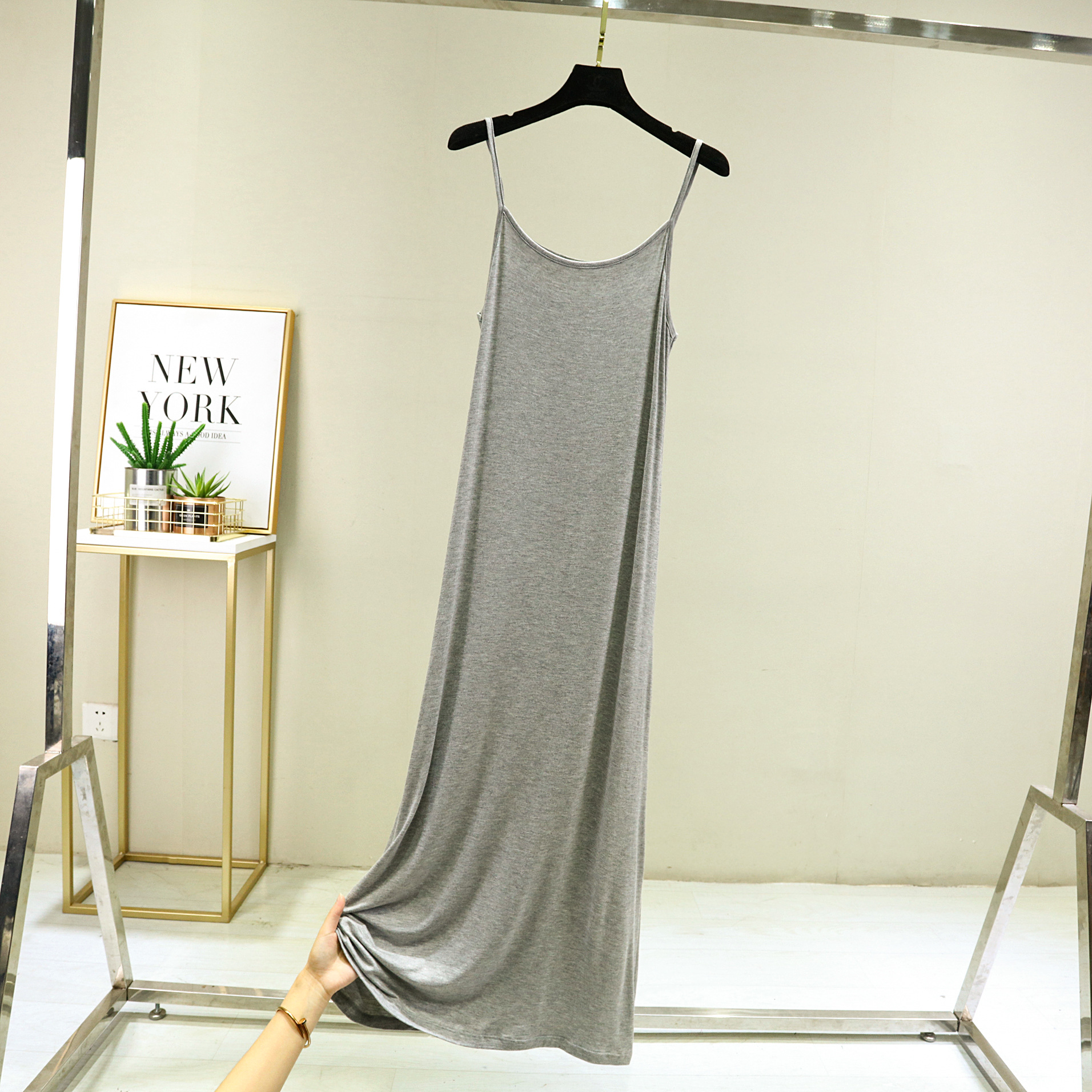 モーダルストラップのベストスカートの女性の夏の中には、袖なしのロングスカートの裏地が痩せている中長のワンピースがあります。