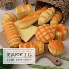 おもちゃのつまみをほったらかしにして、少女の可愛い発散ソフト玩具のシミュレーション食品パンケーキの香りがします。