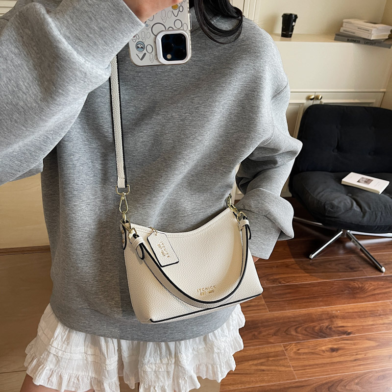 Bolsos populares de este año 2025 verano nuevo bolso femenino bolso de hombro con patrón de lichi simple bolso de mensajero con letras casuales