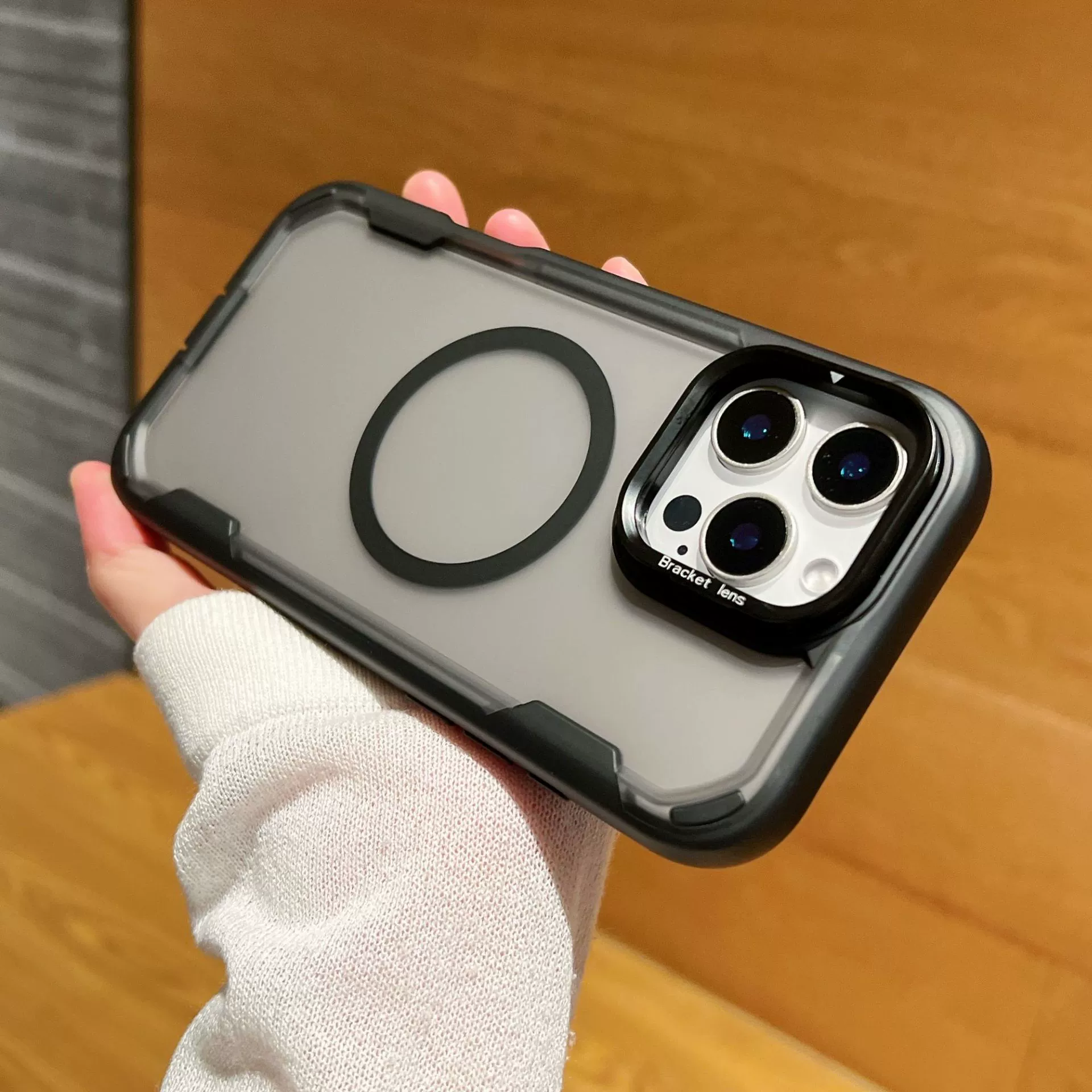 Подходит для Apple 16 Pro Max: магнитный чехол для телефона с держателем для объектива, полупрозрачный, с эффектом кожи, защитный чехол для iPhone 15 от падений.