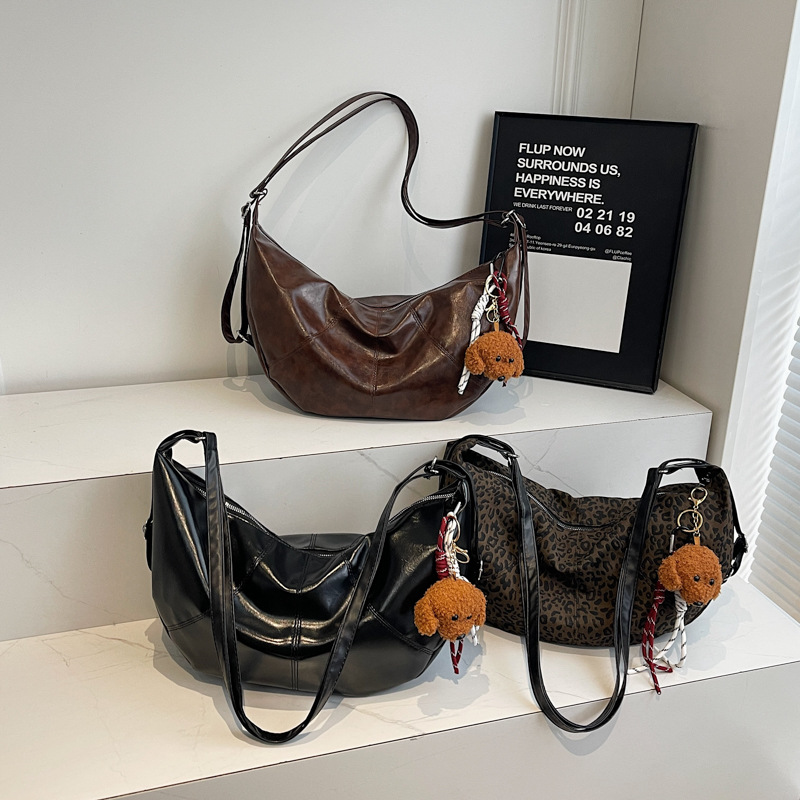 2024 primavera y verano nuevo estilo cera de aceite piel suave bolsa de bola de masa pequeña bolsa de mensajero de un solo hombro casual de gran capacidad al por mayor