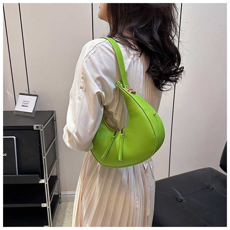 Koreanische Halbmondtasche 2024 Neue Modetasche Retro Internet Celebrity Beliebte einfache Handtasche Vielseitige Umhängetasche Großhandel_voghion.com