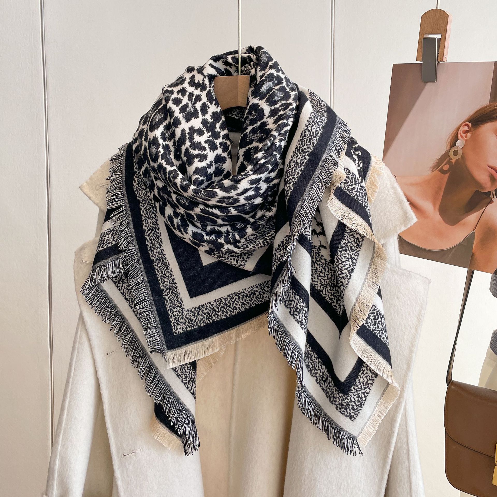 2023 neue Leopard Muster Platz Koreanische Version Vielseitig Warme Kaschmir Schal Verdickt frauen Neck Mantel_voghion.com