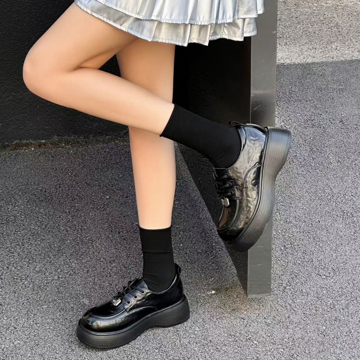 Giày loafer nữ đế dày bánh xốp phong cách retro Anh Quốc — Màu đen