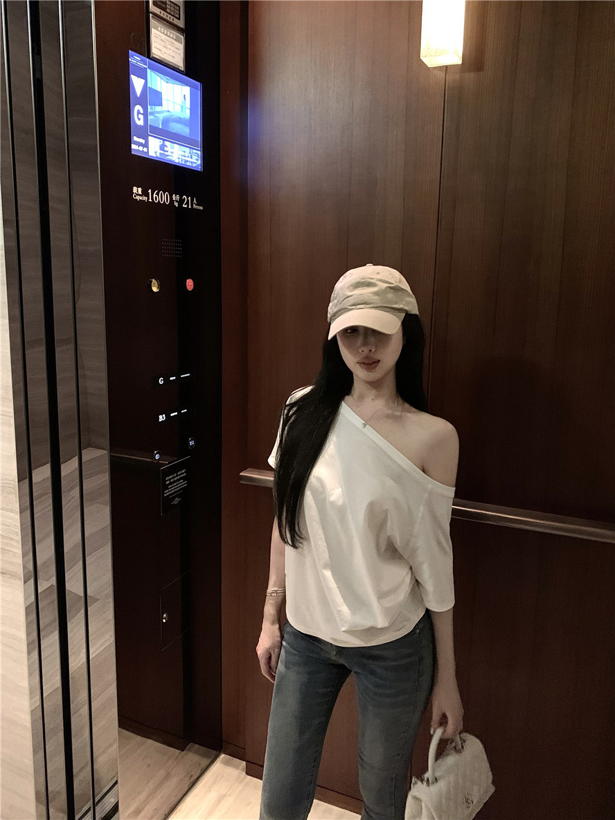 2025 新しい夏のホットガール斜め肩半袖ルーズ Tシャツ女性のカジュアル不規則な無地多用途学生トップ
